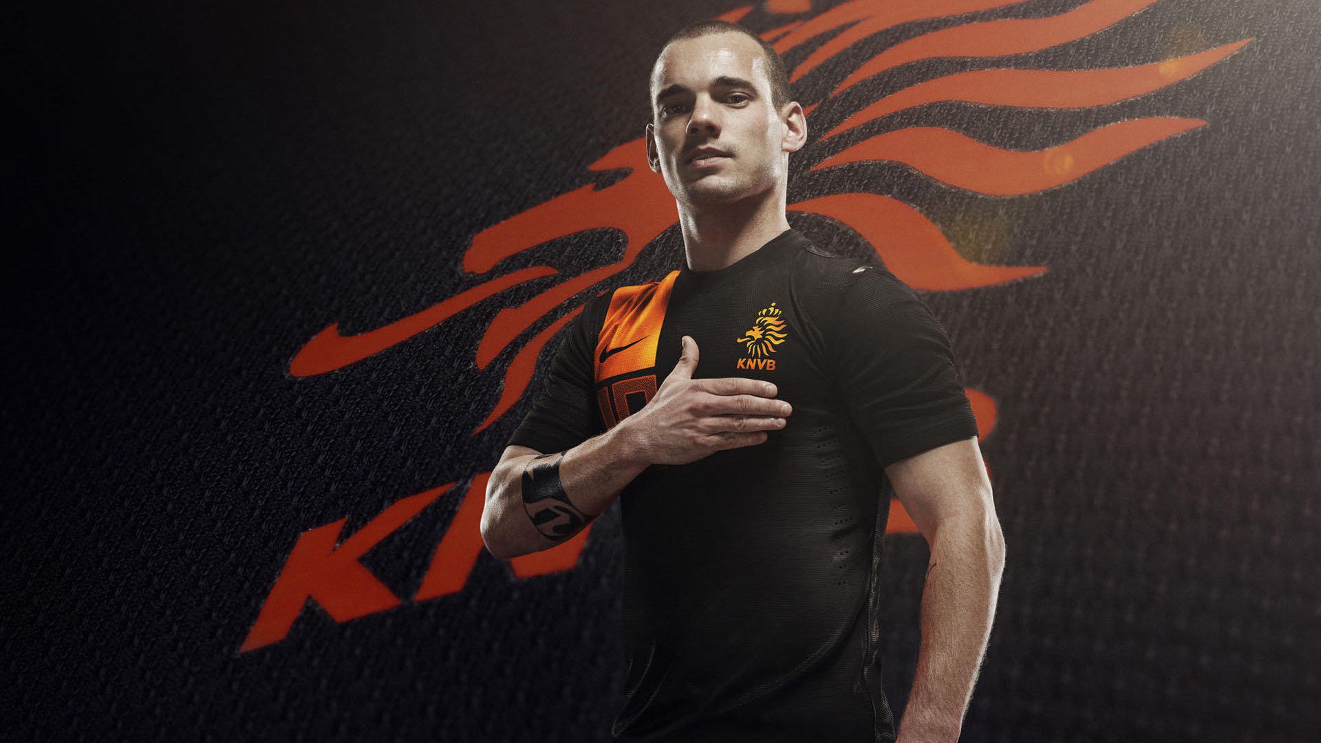 埃弗顿前场拼抢频繁打乱对方部署，埃弗顿中场